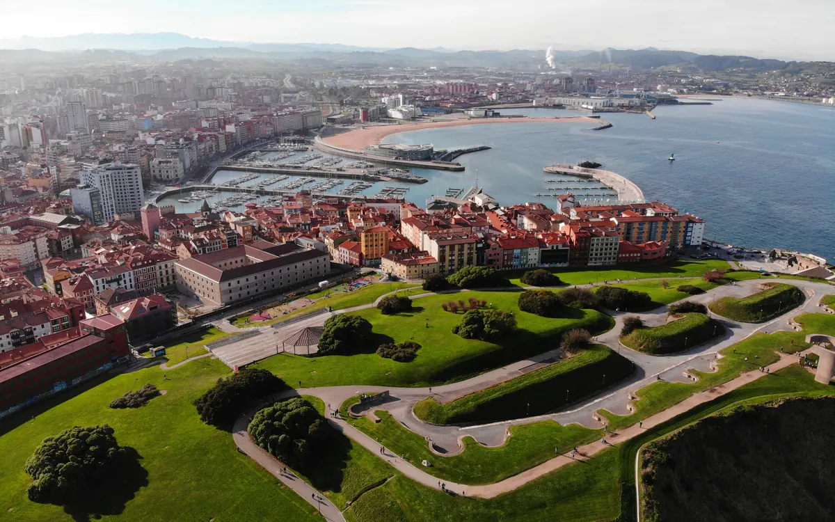 Vista de Gijón — reunificación de deudas con Agrupa