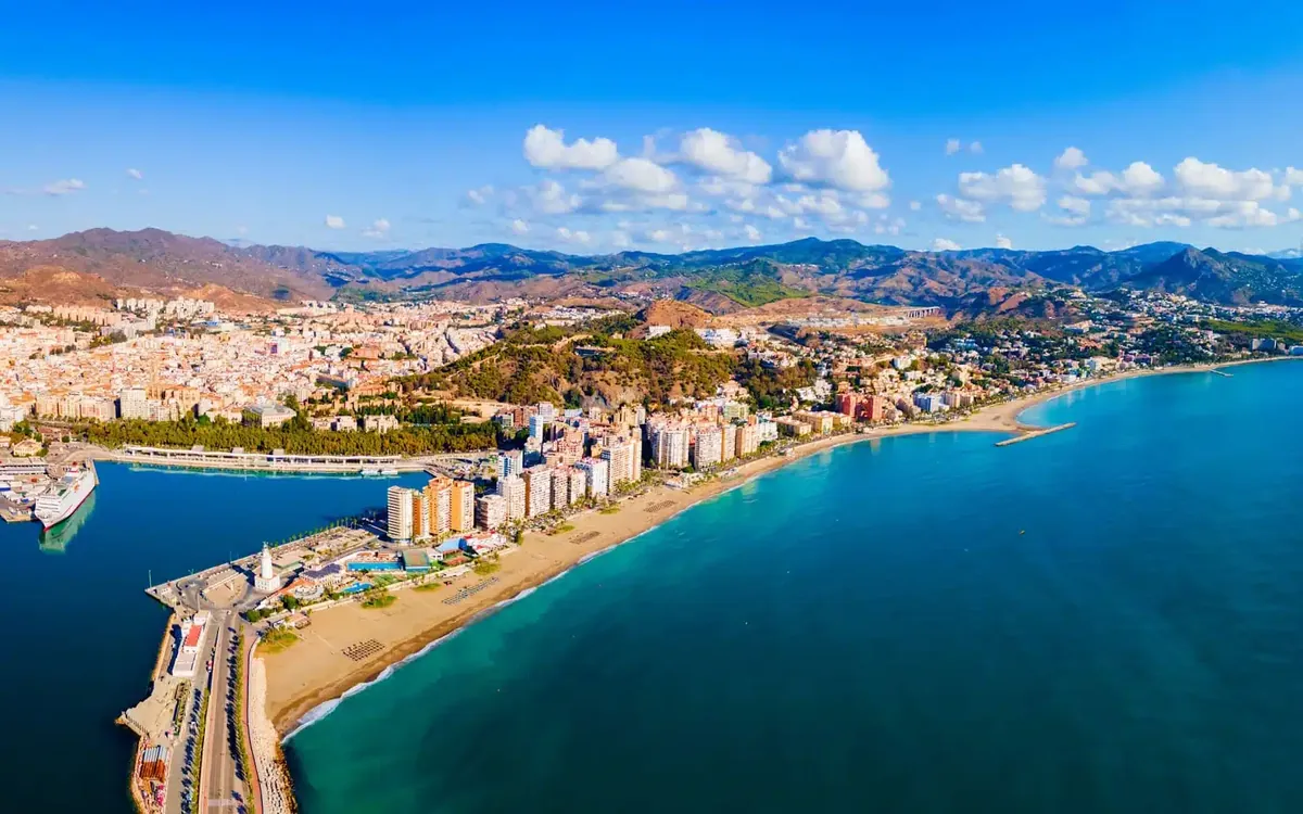 Vista de Málaga y la Costa del Sol — reunificación de deudas con Agrupa