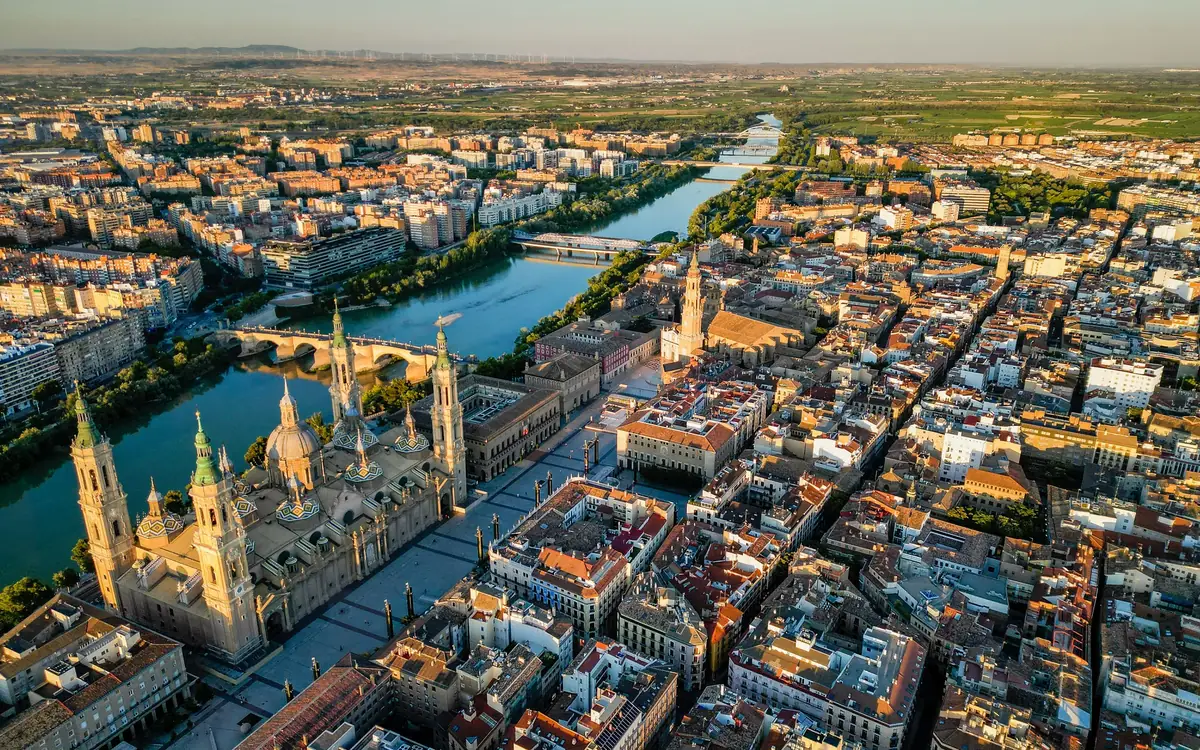 Vista de Zaragoza — reunificación de deudas con Agrupa